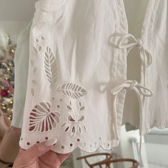 Elegant Cream Sleeveless Women's Blouse - Picture 4 of 5